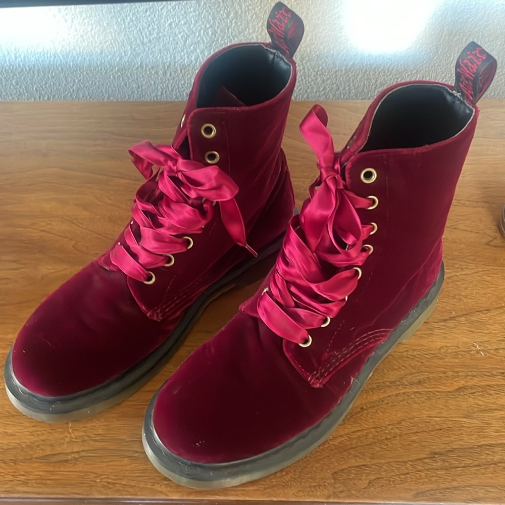 Red velvet doc marten boots - Picture 2 of 4